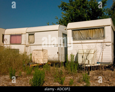 Tre caravan abbandonati in una riga in un campo abbandonato Foto Stock