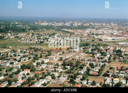 Vista aerea di parte del sobborgo di sud c con lo skyline della città in background Nairobi Kenya Africa orientale Foto Stock