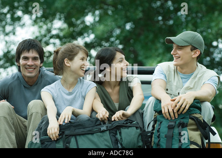 Gruppo di escursionisti seduti nel retro del pick-up Foto Stock