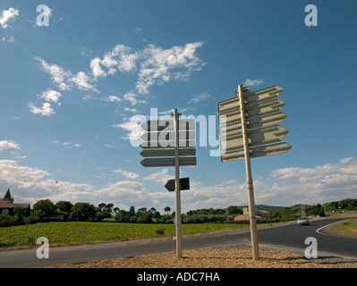Vista posteriore di due relativamente occupato in cerca della segnaletica stradale Foto Stock