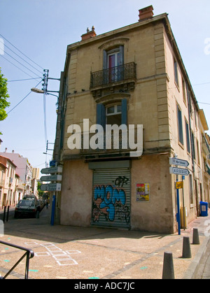 Colpo basso del francese del XIX secolo edificio a due piani con balconi e graffiti a montpellier Francia Foto Stock