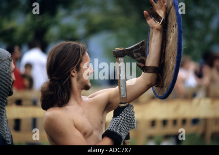 Un cavaliere lotta al tradizionale richiamo storico del Medioevo, Sale Marasino, Italia Foto Stock