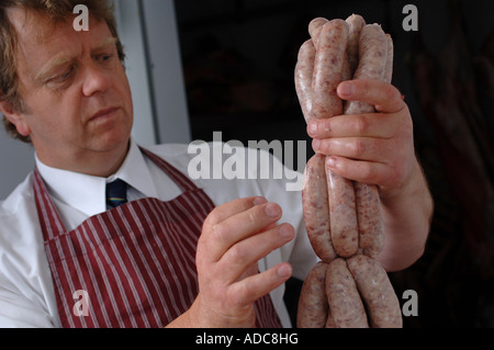 Lester Crocker raffigurato nella Toogoodes Farm Shop Tiverton Devon Lester insegna corsi in macelleria nel Devon e Cornwall Foto Stock