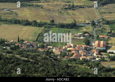 Francia Rouffiac Des Corbieres villaggio ai piedi del castello cataro De Peyrepertuse Foto Stock