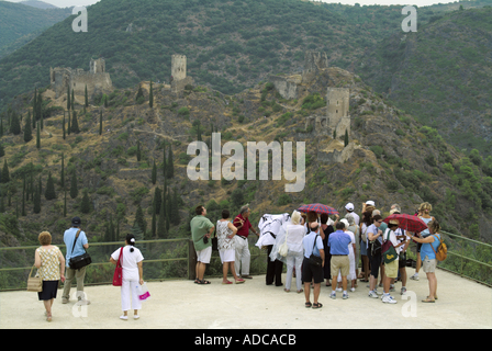 Francia gruppo di turisti a guardare i castelli catari de Lastours Foto Stock