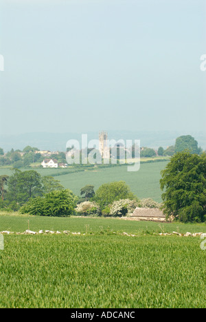 Vista verso la Chiesa di Tutti i Santi Churchill Oxfordshire Foto Stock