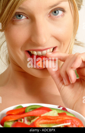 Ritratto di donna di mangiare il pepe rosso Foto Stock