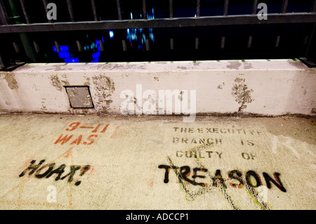 Teoria della cospirazione graffiti scrawled il 1° San ponte sopra il lago di città in Austin TX legge 9-11 è stata una beffa anche tradimento Foto Stock