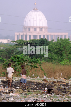 Due ragazzi di recupero in vista dell'imponente cattedrale cattolica romana di Notre Dame de la Paix Basilica di Yamoussoukro Costa d Avorio Foto Stock