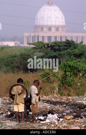 Due ragazzi di recupero in vista dell'imponente cattedrale cattolica romana di Notre Dame de la Paix Basilica di Yamoussoukro Costa d Avorio Foto Stock