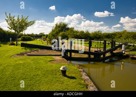 Bloccare il numero 30 sul Grand Union Canal tra Leighton Buzzard e Slapton Wharf. Foto Stock