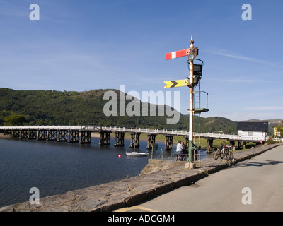 Segnali sul modo Mawddach pista ciclabile su ferroviarie dismesse accanto Afon Mawddach estuario del fiume. Penmaenpool Snowdonia North Wales UK Foto Stock