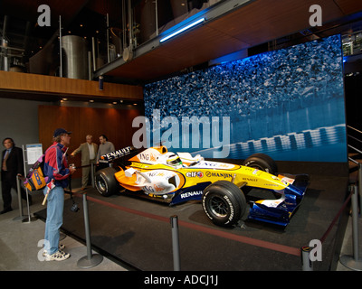 Racing fan guardando Renault F1 auto di Formula Uno sul display in renault flagship showroom Foto Stock