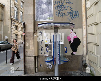 Telefoni pubblici i telefoni a pagamento in le Marais trimestre in Parigi Francia aren la t utilizzato come molto in questi giorni Foto Stock