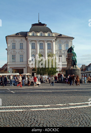 Departmentstore ljubljana Das Kaufhaus mit Preseren Denkmal am Presernov Trg a Lubiana Foto Stock