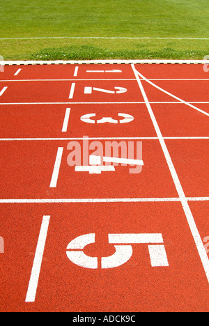 Esecuzione di un corso di stadium Tartanbahn Start Foto Stock