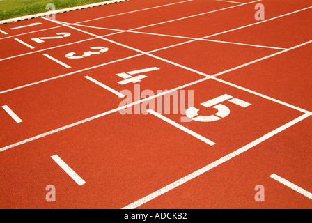 Esecuzione di un corso di stadium Tartanbahn Start Foto Stock