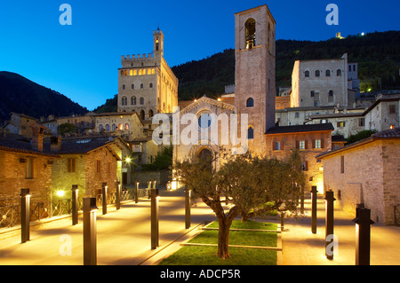 Piazza San Giovanni e la Città Vecchia di notte gubbio umbria italia NR Foto Stock