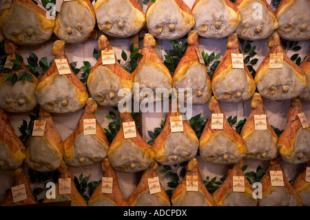 I prosciutti appesi in un negozio di Norcia vendita di prodotti locali Umbria Italia NR Foto Stock