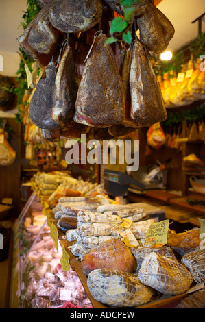 Un negozio di Norcia vendita di prodotti locali prosciutto formaggio Insaccati Tartufo etc Umbria Italia NR Foto Stock