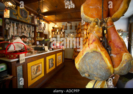 I prosciutti appesi in un negozio di Norcia vendita di prodotti locali Umbria Italia NR Foto Stock