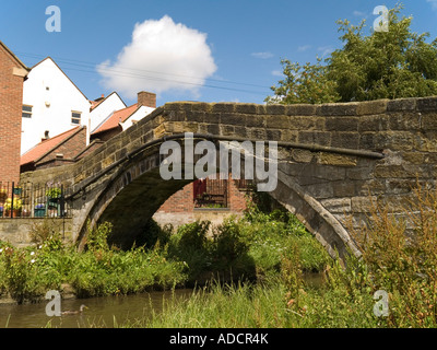 La 17C Pack Horse ponte sopra il fiume Leven in Stokesley North Yorkshire, sul vecchio packhorse percorso da Durham a York Foto Stock