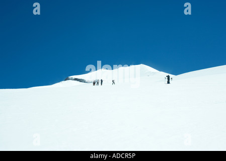 Gli sciatori in distanza Foto Stock