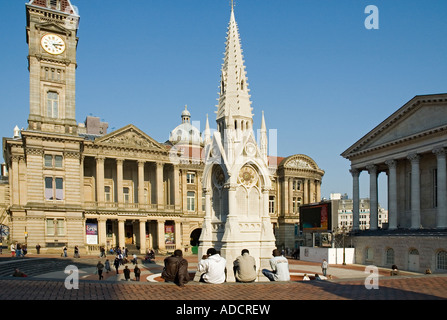 Persone rilassarsi di fronte al Chamberlain fontana commemorativa in Birmingham Foto Stock