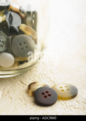 Vaso pieno di pulsanti dispari Foto Stock