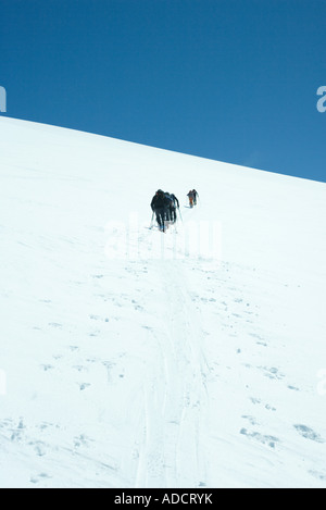 Gli sciatori si muove in salita Foto Stock
