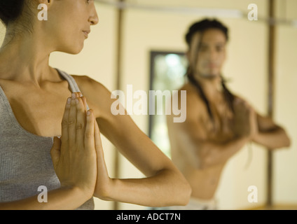 Yoga classe facendo preghiera pongono Foto Stock