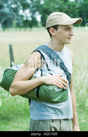 Giovane maschio escursionista in piedi in campo Foto Stock