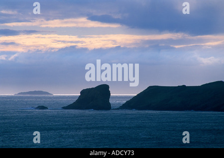 Vista Nord ovest lungo la costa da Albion Sands Pembrokeshire Wales UK Foto Stock