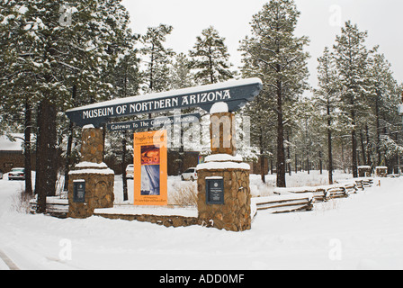 Segno di entrata al museo di Northern Arizona a Flagstaff in inverno la neve Foto Stock