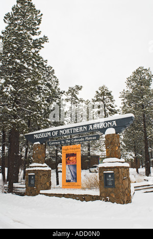 Segno di entrata al museo di Northern Arizona a Flagstaff in inverno la neve Foto Stock