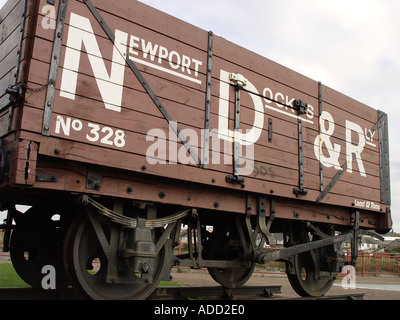 Monumento che signifys la principale importanza dell'industria docks si trova sulla banchina di Blaenavon Newport South Wales GB UK 2003 Foto Stock