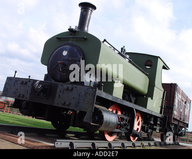 Monumento che signifys la principale importanza dell'industria docks si trova sulla banchina di Blaenavon Newport South Wales GB UK 2003 Foto Stock