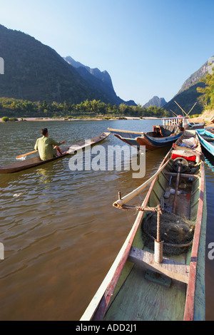 L'uomo Paddling barca lungo Nam Ou River Foto Stock