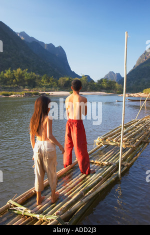 Un ragazzo e una ragazza in piedi sulla zattera Foto Stock