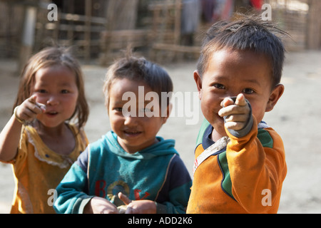 I bambini nel villaggio locale Foto Stock