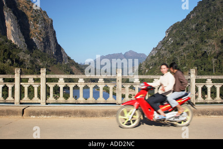 Donne Equitazione motocicletta attraverso Bridge Foto Stock