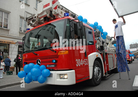 Varsavia Fire-Service 170 anniversario mostrano occasionali. Mercedes Econic fire-veicolo motore Foto Stock