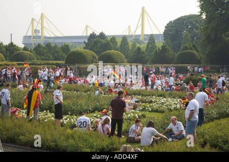 Polacco e Tedesco per gli appassionati di calcio in attesa insieme in un parco per la coppa del mondo di calcio in Germania vs. Polonia Foto Stock