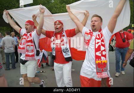 Polacco per gli appassionati di calcio il tifo di buon umore con una bandiera polacca Foto Stock