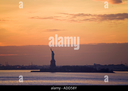 Statua della Libertà visto da Battery Park New York City USA Foto Stock