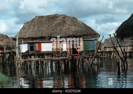 Bambù africano capanna costruita su palafitte nel villaggio di pescatori sul lago Nokoue vicino Cotoneau Benin Africa Foto Stock