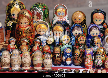 Russo bambole Babushka sul display in un mercato a San Pietroburgo Russia Foto Stock