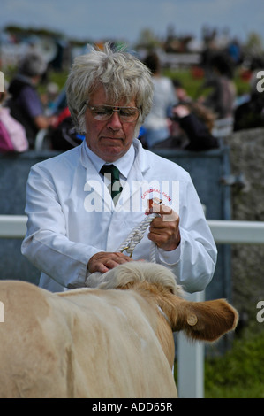 Un contadino con il suo premio vacca a stithians, coltivazione annuale e spettacolo agricolo in Cornovaglia,Inghilterra Foto Stock