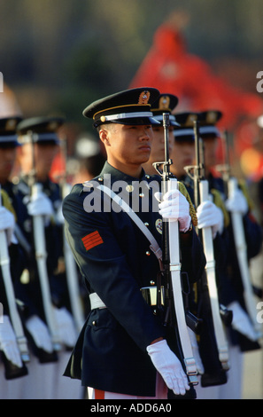 Soldati in parata in Corea del Sud alzare i loro fucili a canna rigata Foto Stock