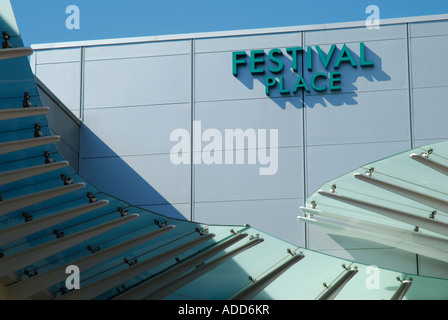 Close up esterno del Festival Place shopping center visto dal Wote Street Basingstoke Hampshire Foto Stock
